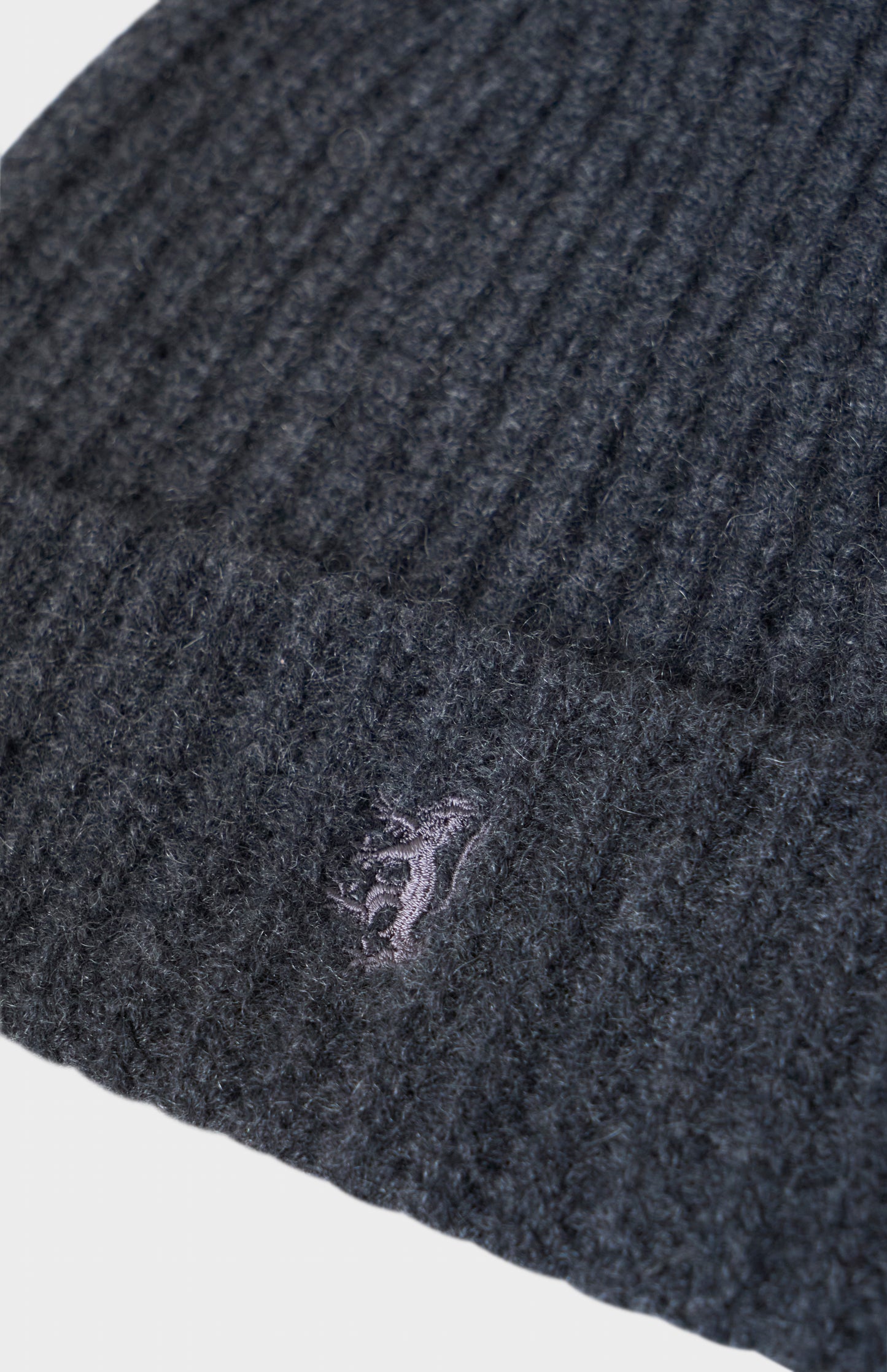 Ribbed Chunky Cashmere Beanie In Charcoal