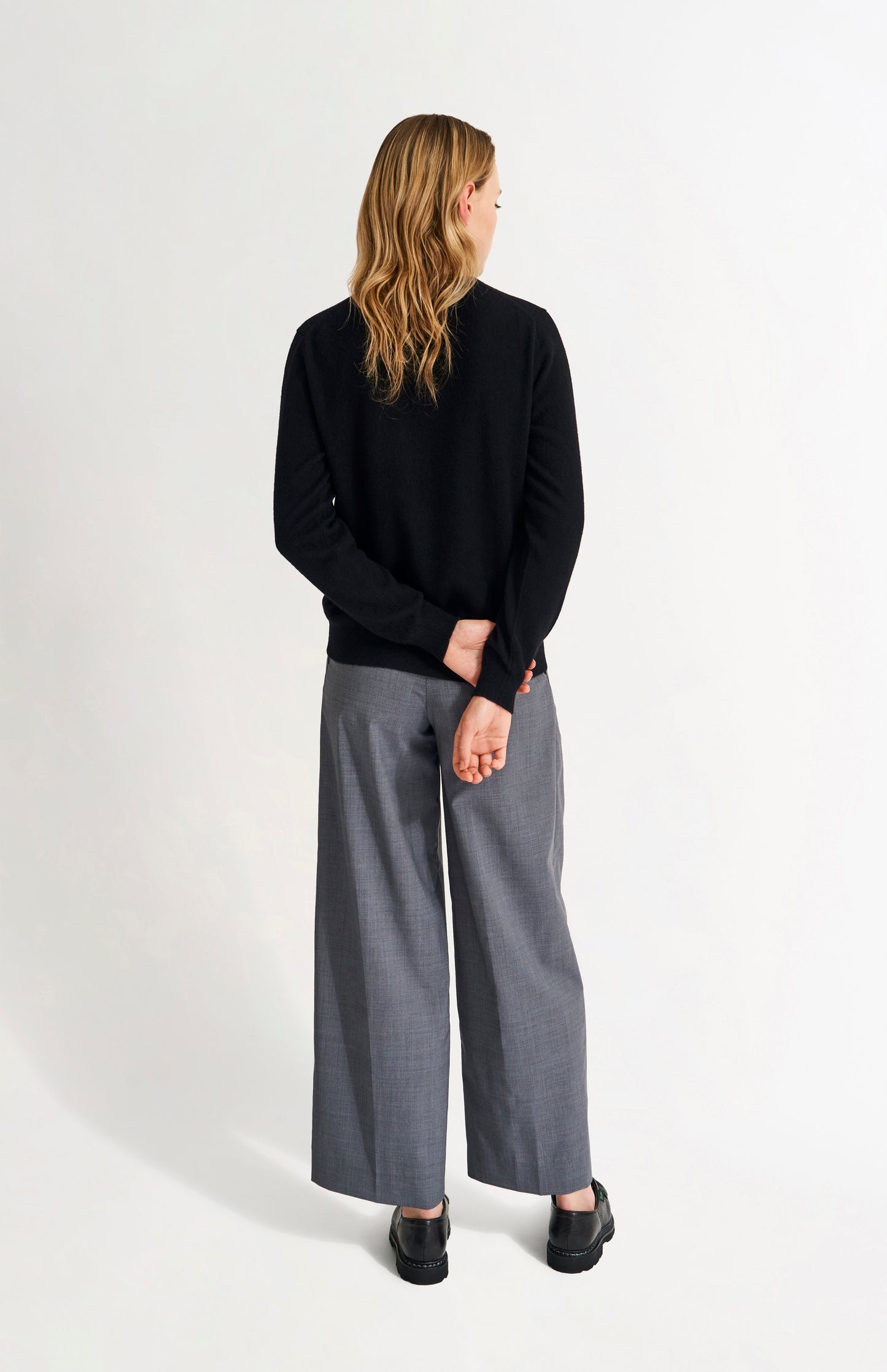 Pringle Women's Classic Round Neck Cashmere Jumper In Black rear view