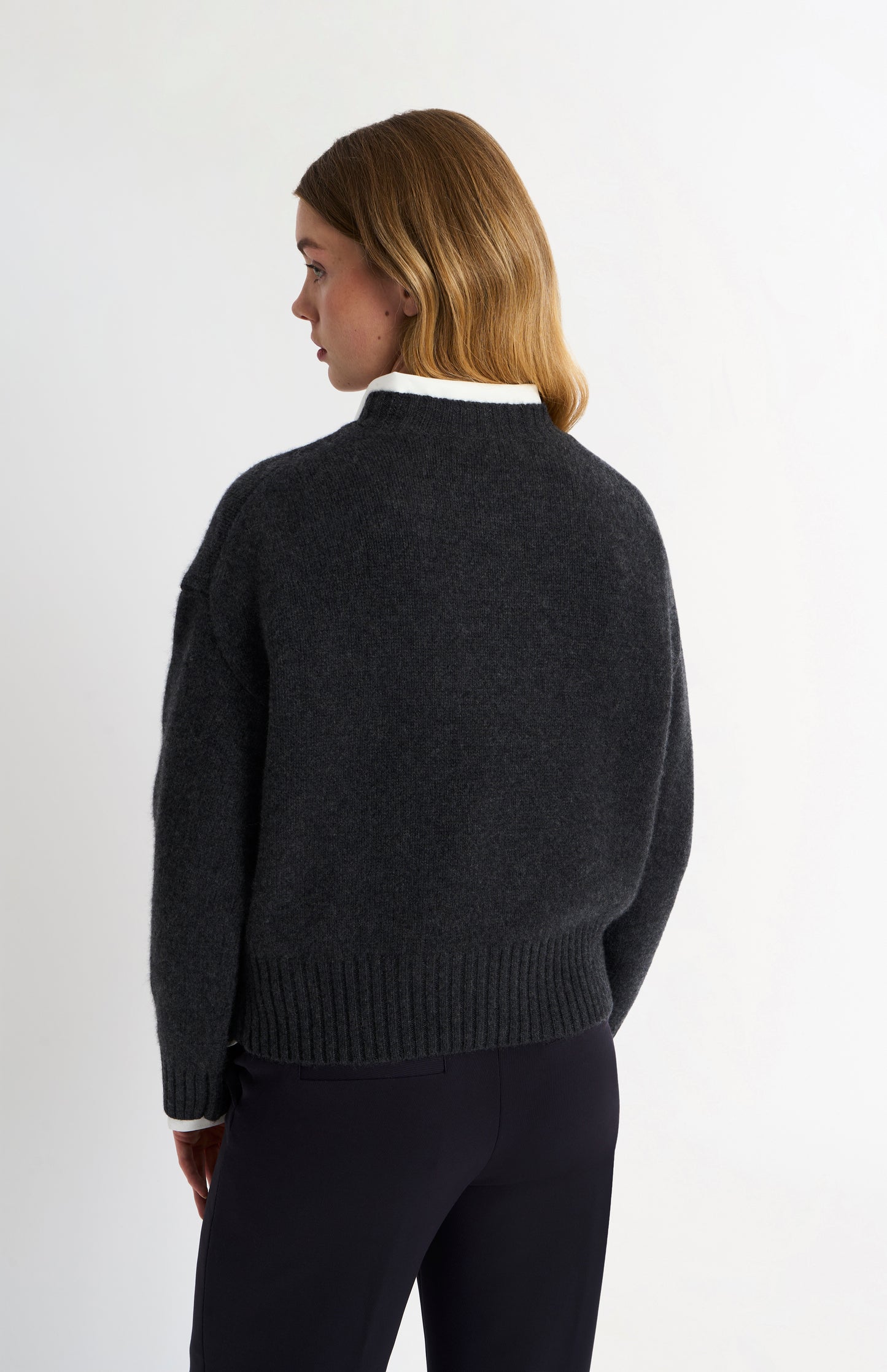 Women's Crew Neck Chunky Cashmere Jumper In Charcoal Mealnge