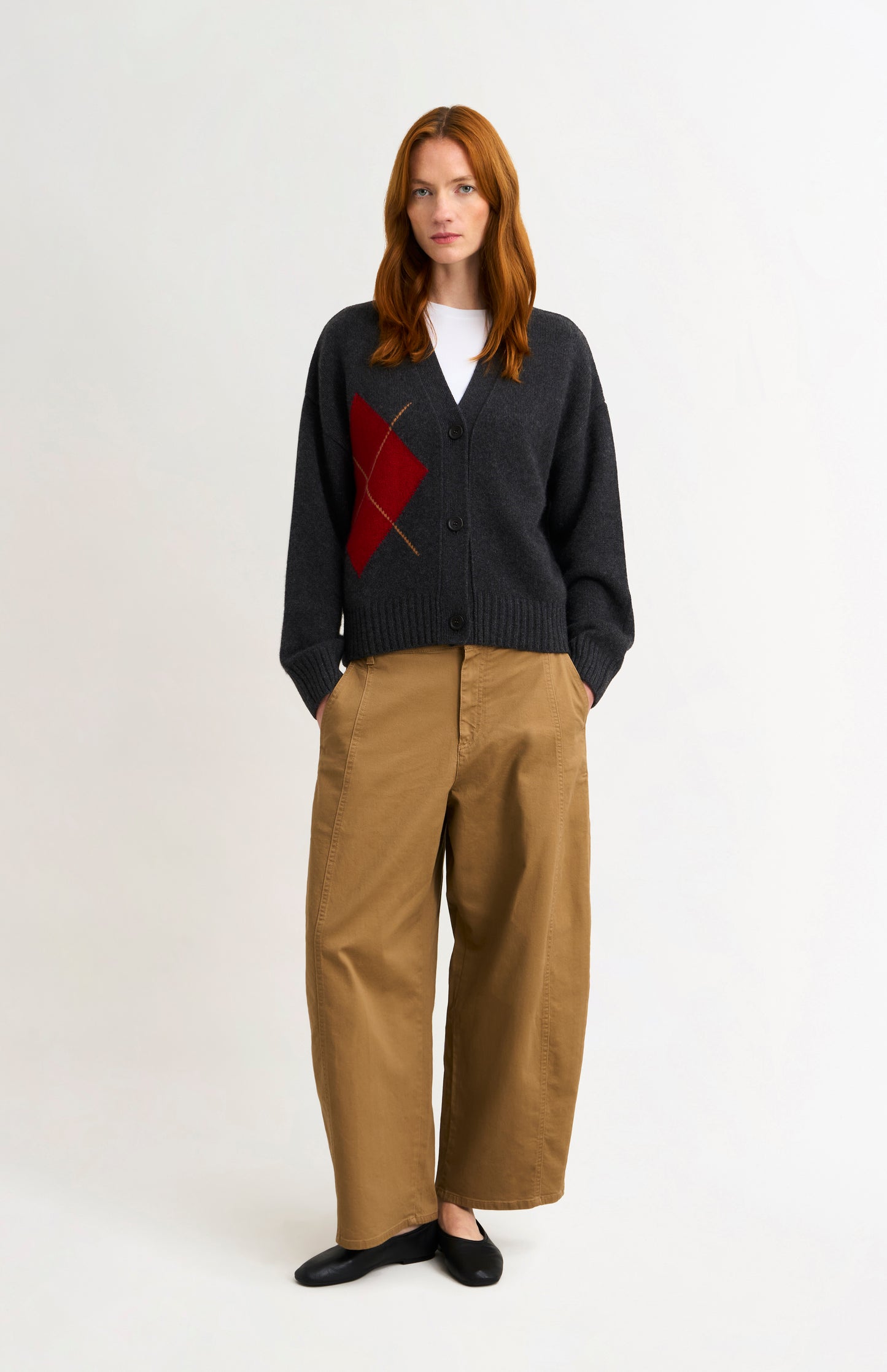 Women's Chunky Argyle Cashmere Cardigan in Charcoal And Red