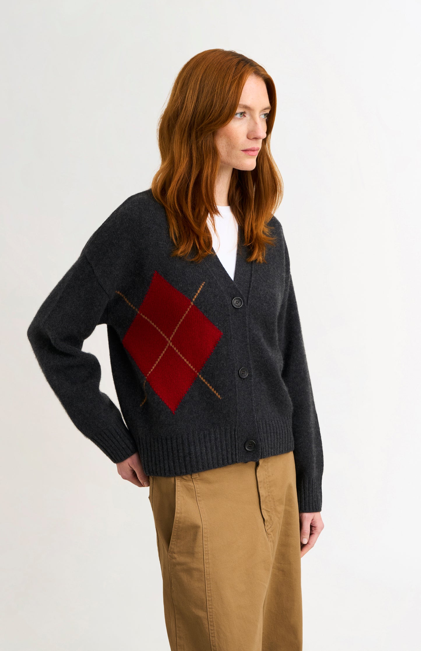 Women's Chunky Argyle Cashmere Cardigan in Charcoal And Red