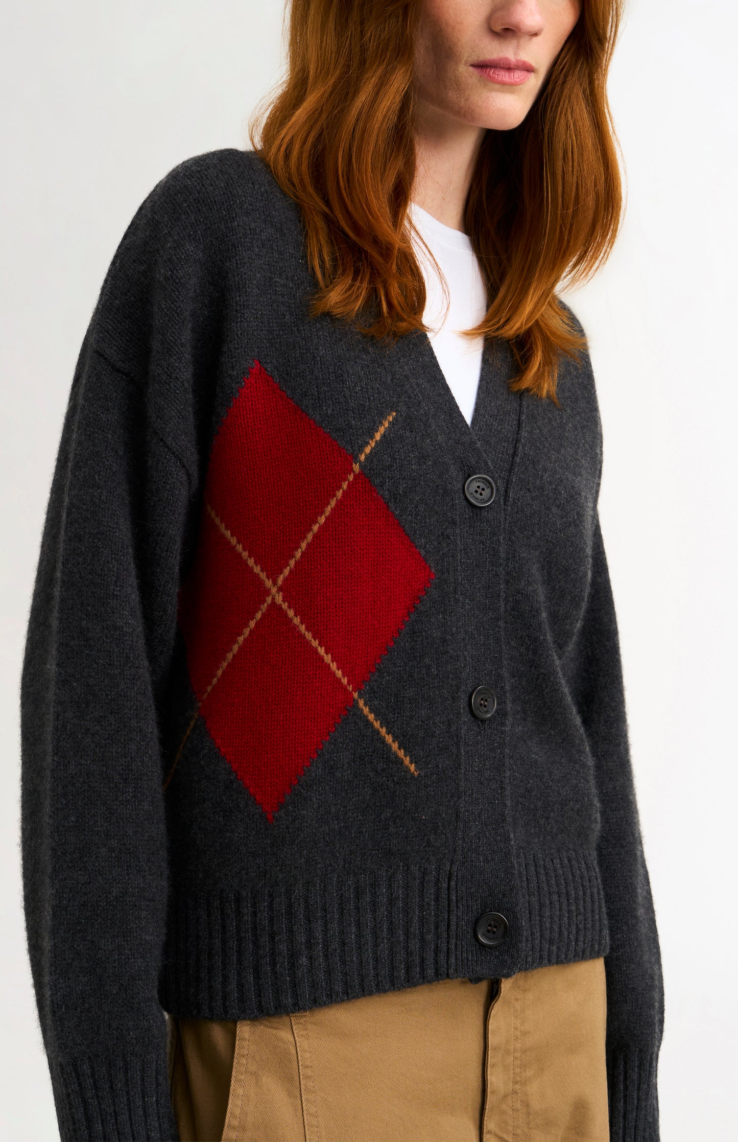 Women's Chunky Argyle Cashmere Cardigan in Charcoal And Red