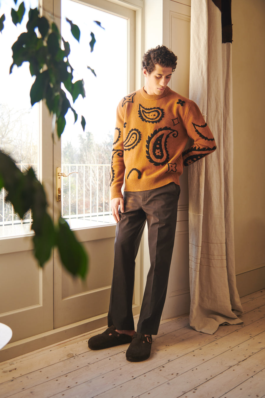 Lambswool Round Neck Jumper With Exploded Paisley Intarsia Pattern In Vicuna And Black