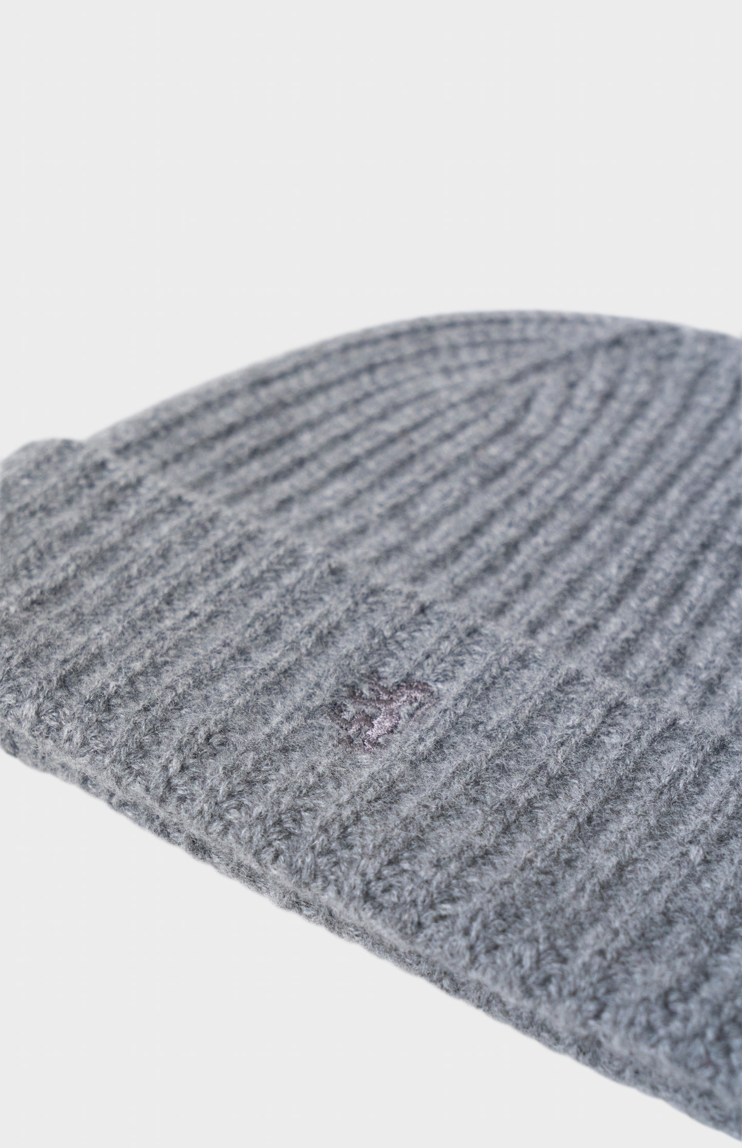Ribbed Chunky Cashmere Beanie In Grey
