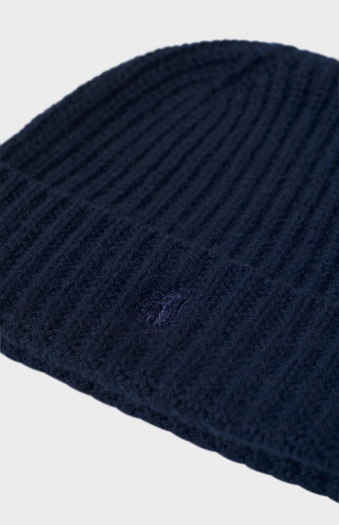 Ribbed Chunky Cashmere Beanie In Navy