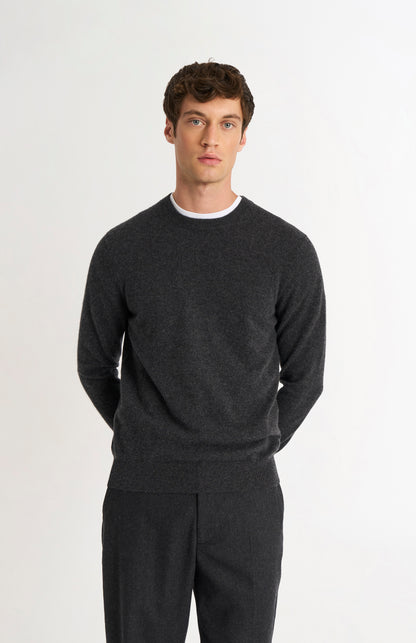 Pringle Men’s Cashmere Crew Neck Jumper In Charcoal Melange on model