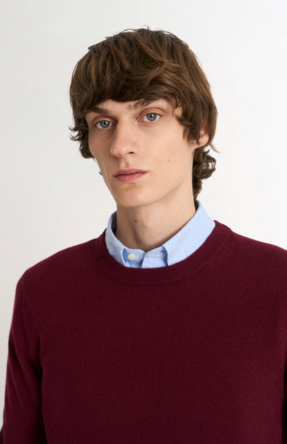 Pringle of Scotland Men’s Cashmere Crew Neck Jumper In Burgundy neck detail