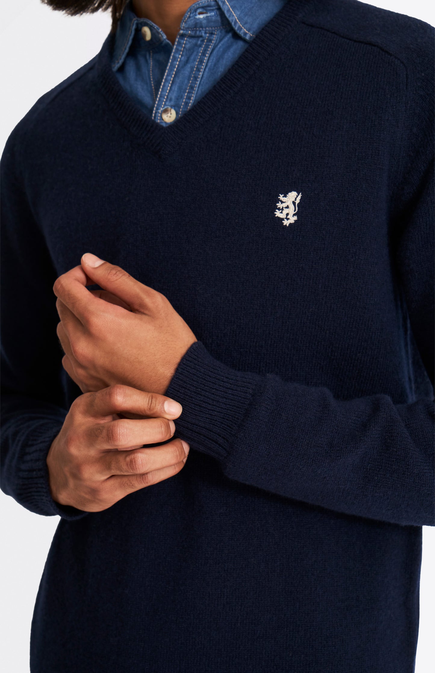 Pringle V Neck Lambswool Jumper in Midnight with Contrast Tipping embroidery detail