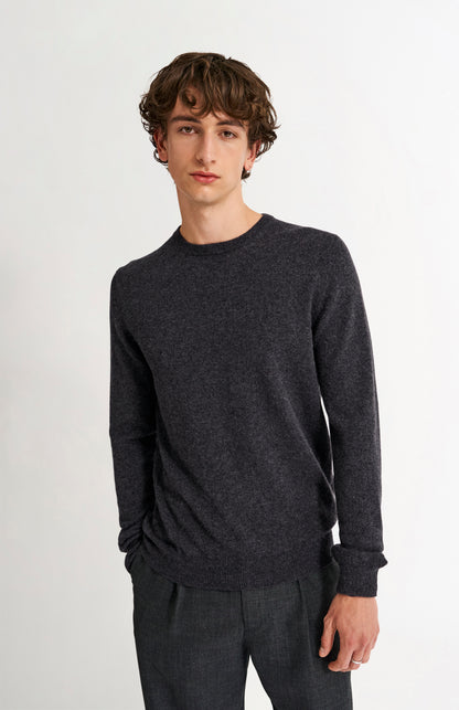 Pringle Men's Classic Round Neck Cashmere Jumper In Charcoal on model