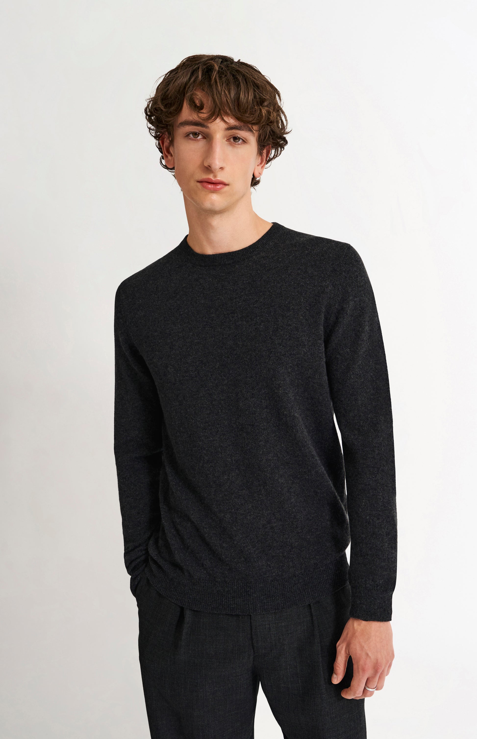 Pringle Men's Classic Round Neck Cashmere Jumper In Charcoal on model