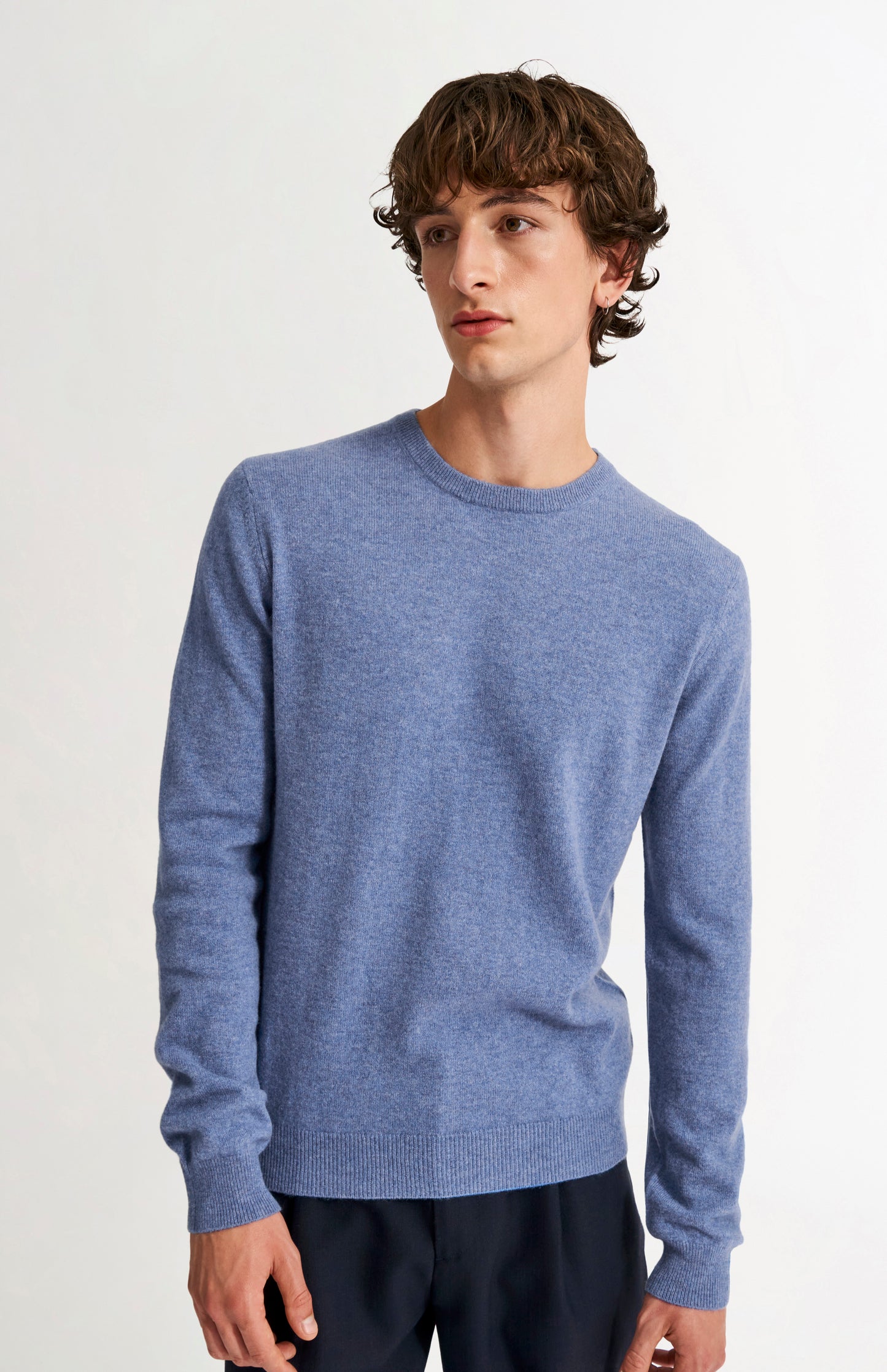 Pringle Men's Classic Round Neck Cashmere Jumper In Blue Melange on model