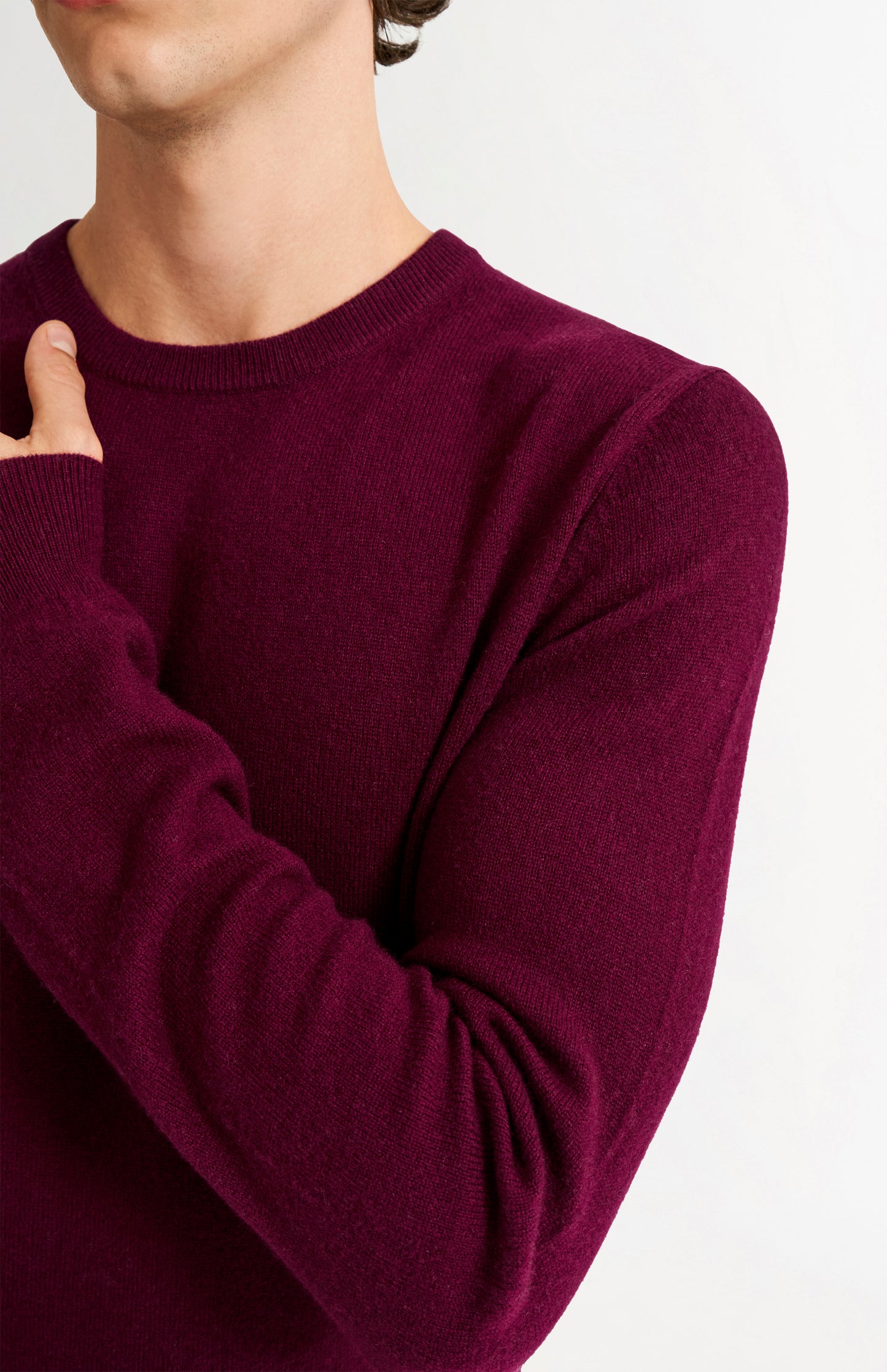 Pringle Men's Classic Round Neck Cashmere Jumper In Burgundy neck detail