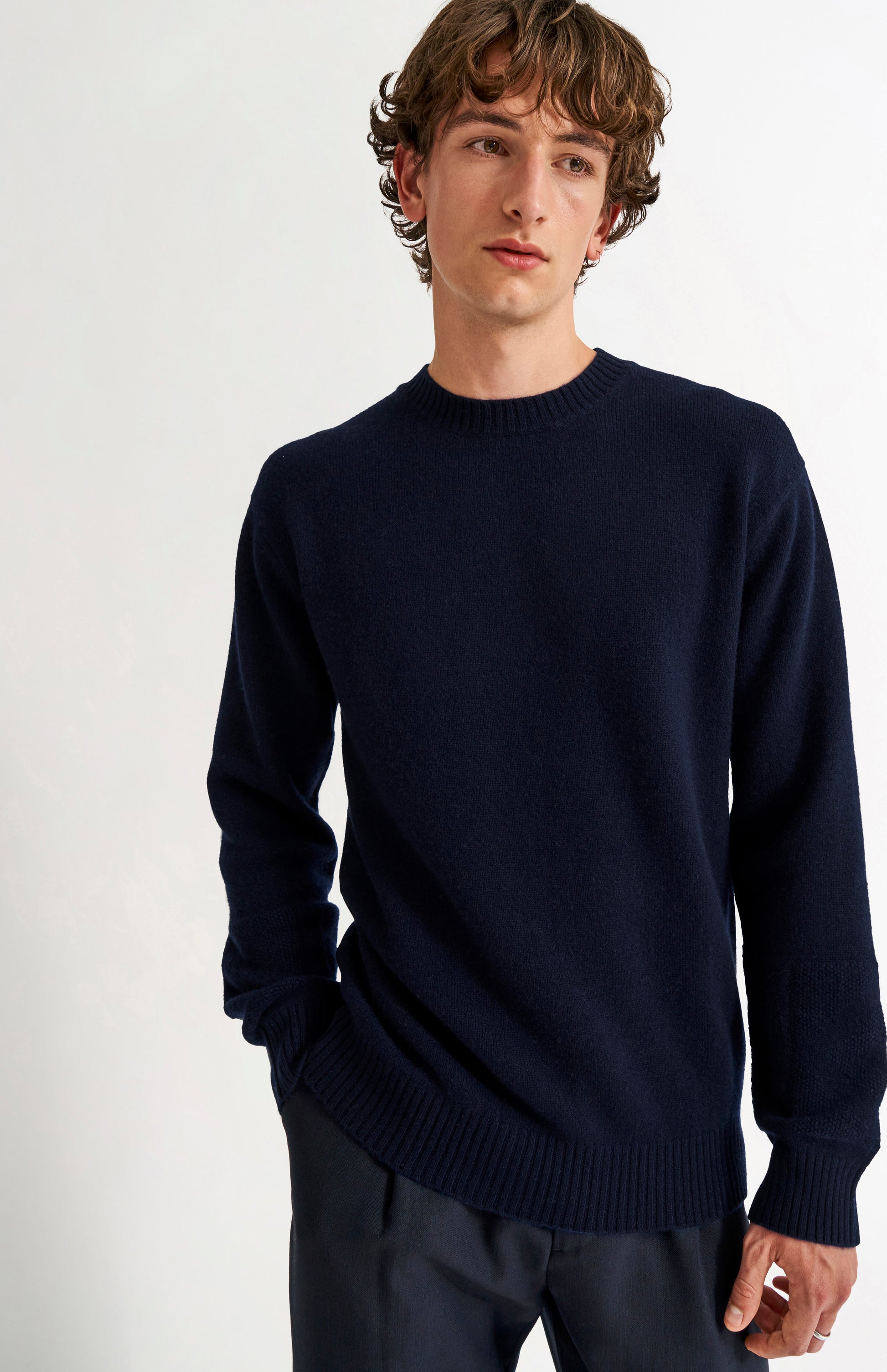 Pringle of Scotland Men's Round Neck Cashmere Jumper In Navy Melange on model