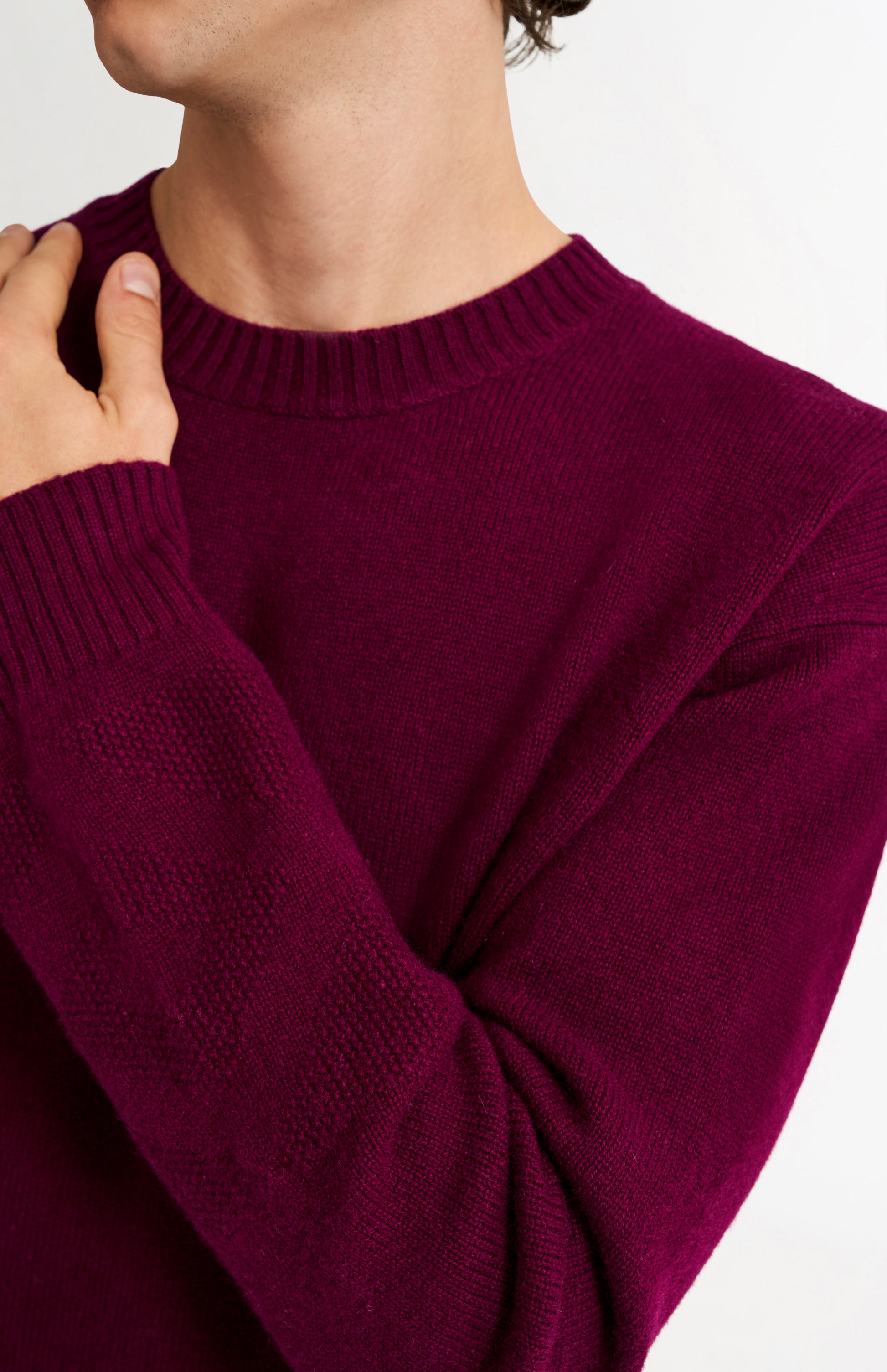 Pringle of Scotland Men's Round Neck Cashmere Jumper In Burgundy neck detail