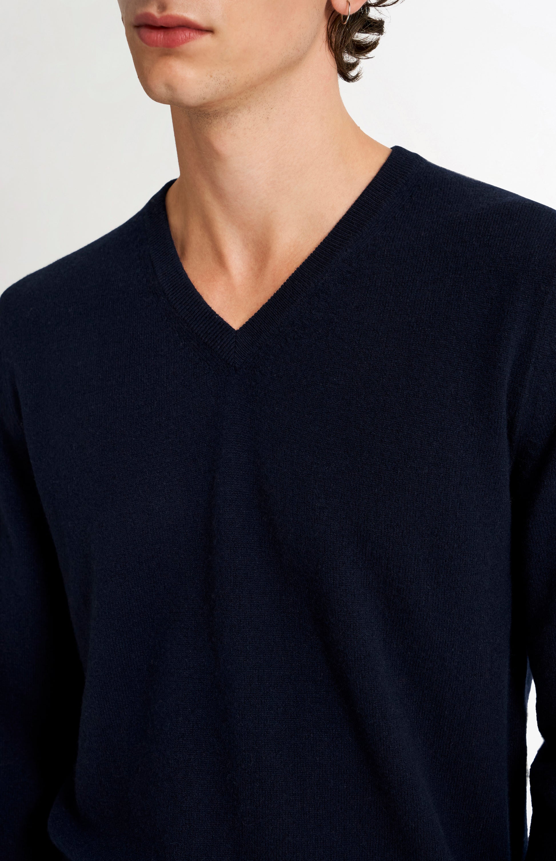 Pringle Men's Classic V Neck Cashmere Jumper In Navy Melange neck detail