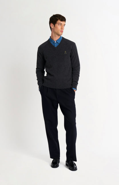 Men's Classic V-neck Supersoft Lambswool Jumper  In Charcoal
