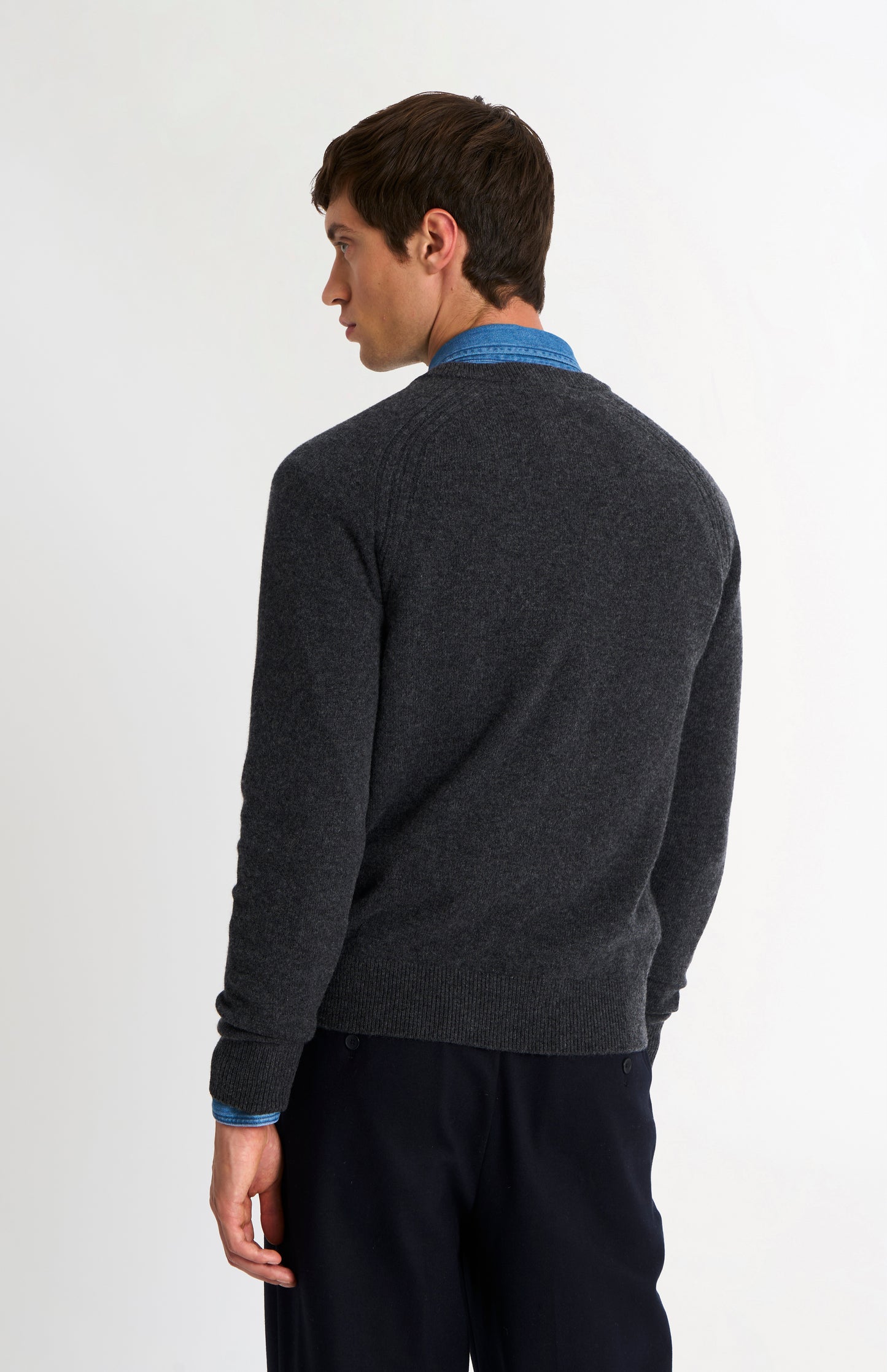 Men's Classic V-neck Supersoft Lambswool Jumper  In Charcoal