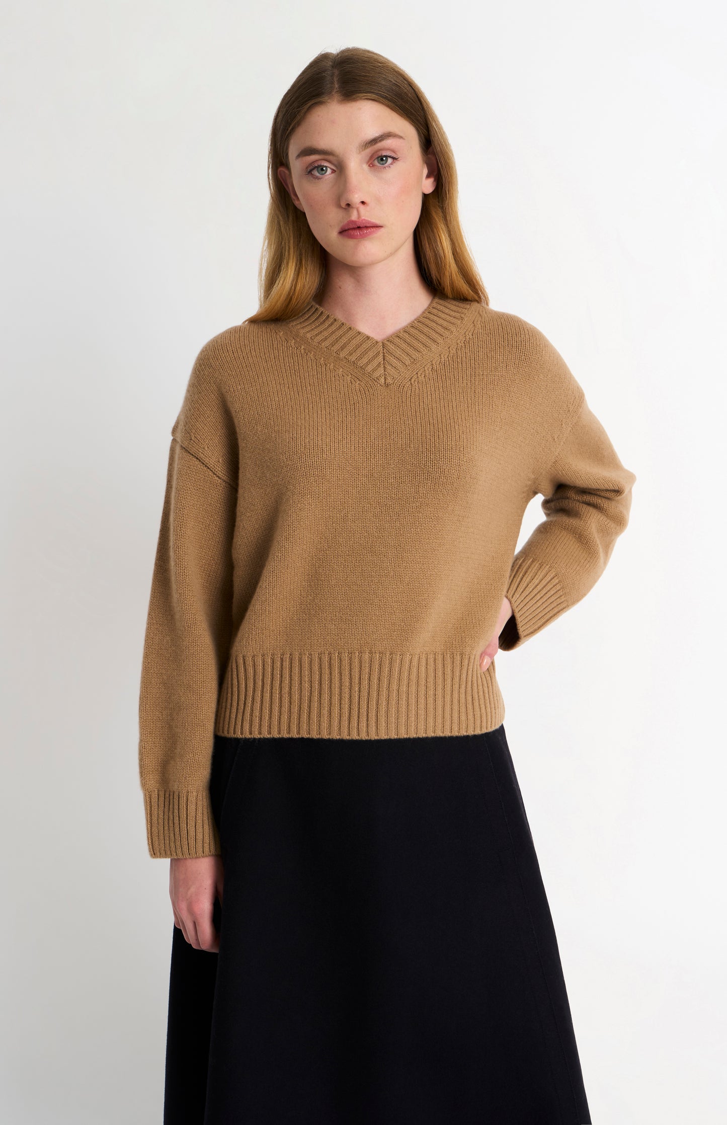 Women's V-neck Chunky Cashmere Jumper In Camel