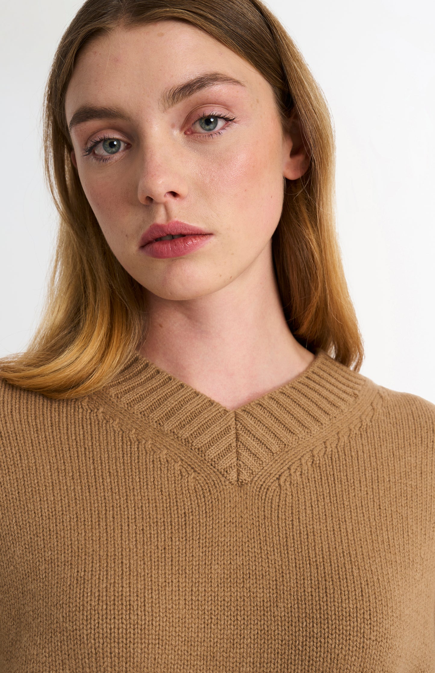 Women's V-neck Chunky Cashmere Jumper In Camel