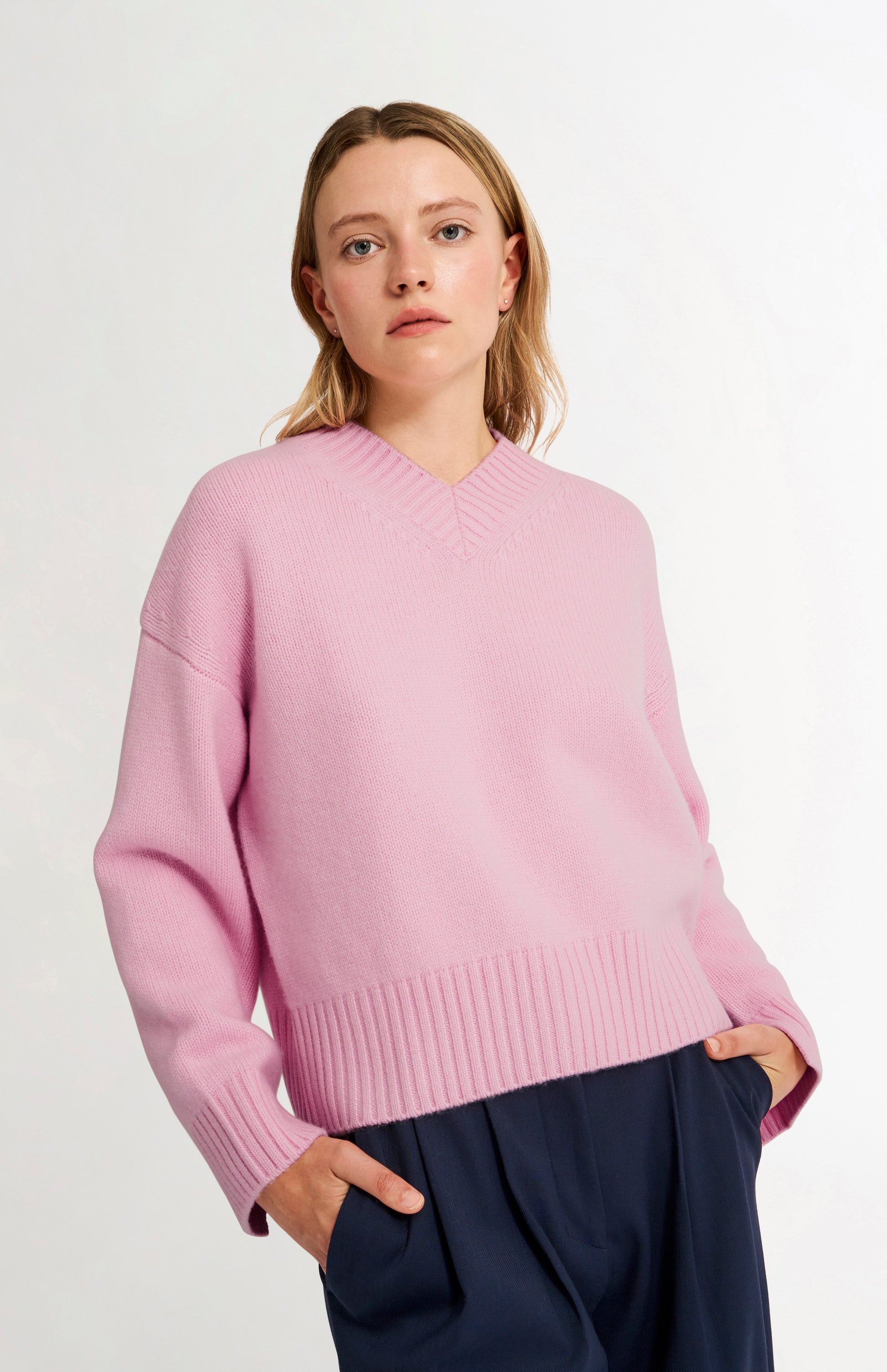 Pringle of Scotland Women's V Neck Chunky Cashmere Jumper in Pink