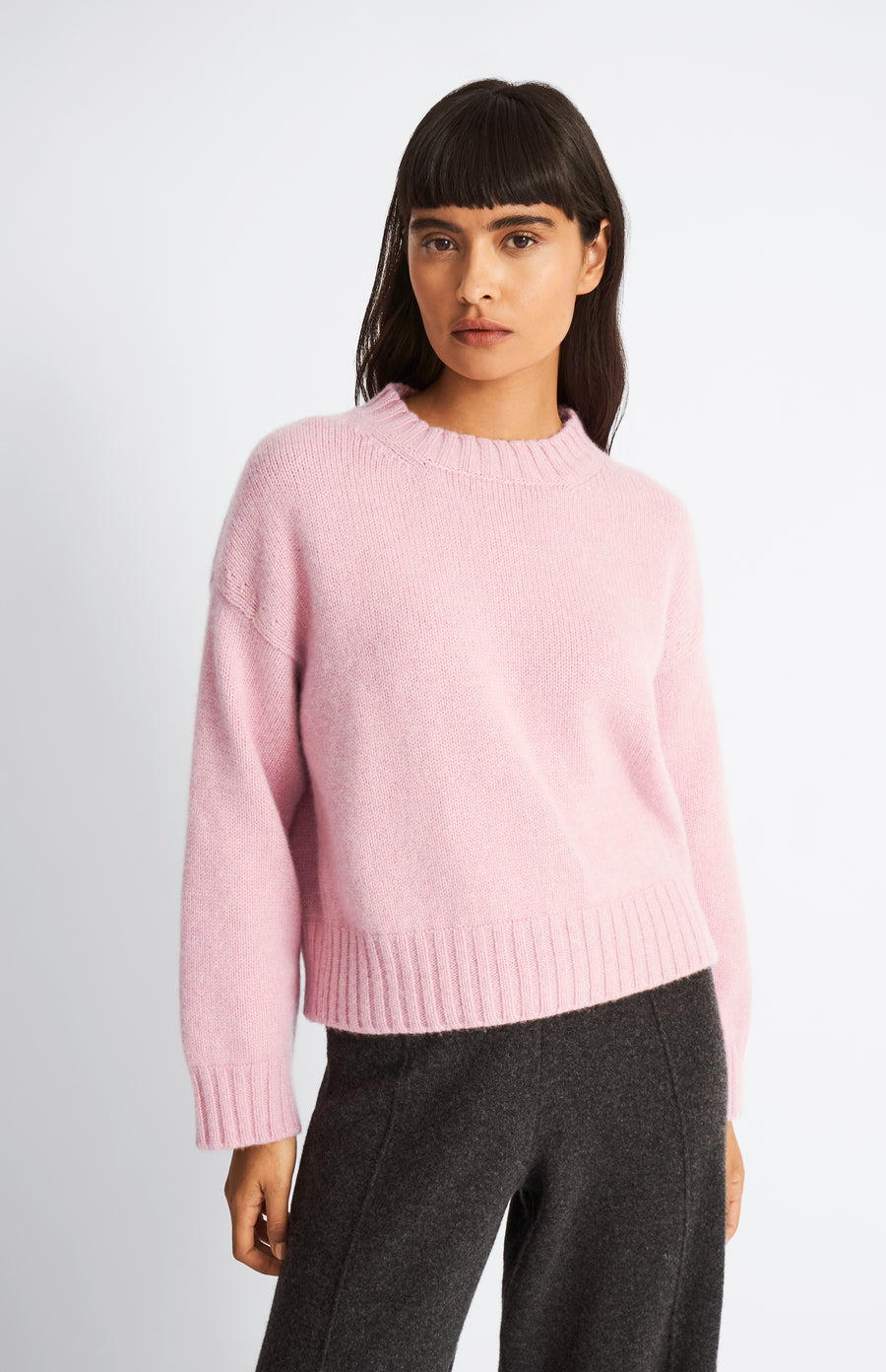 Pringle Women's Cropped Round Neck Cosy Cashmere Jumper In Dusty Pink on model