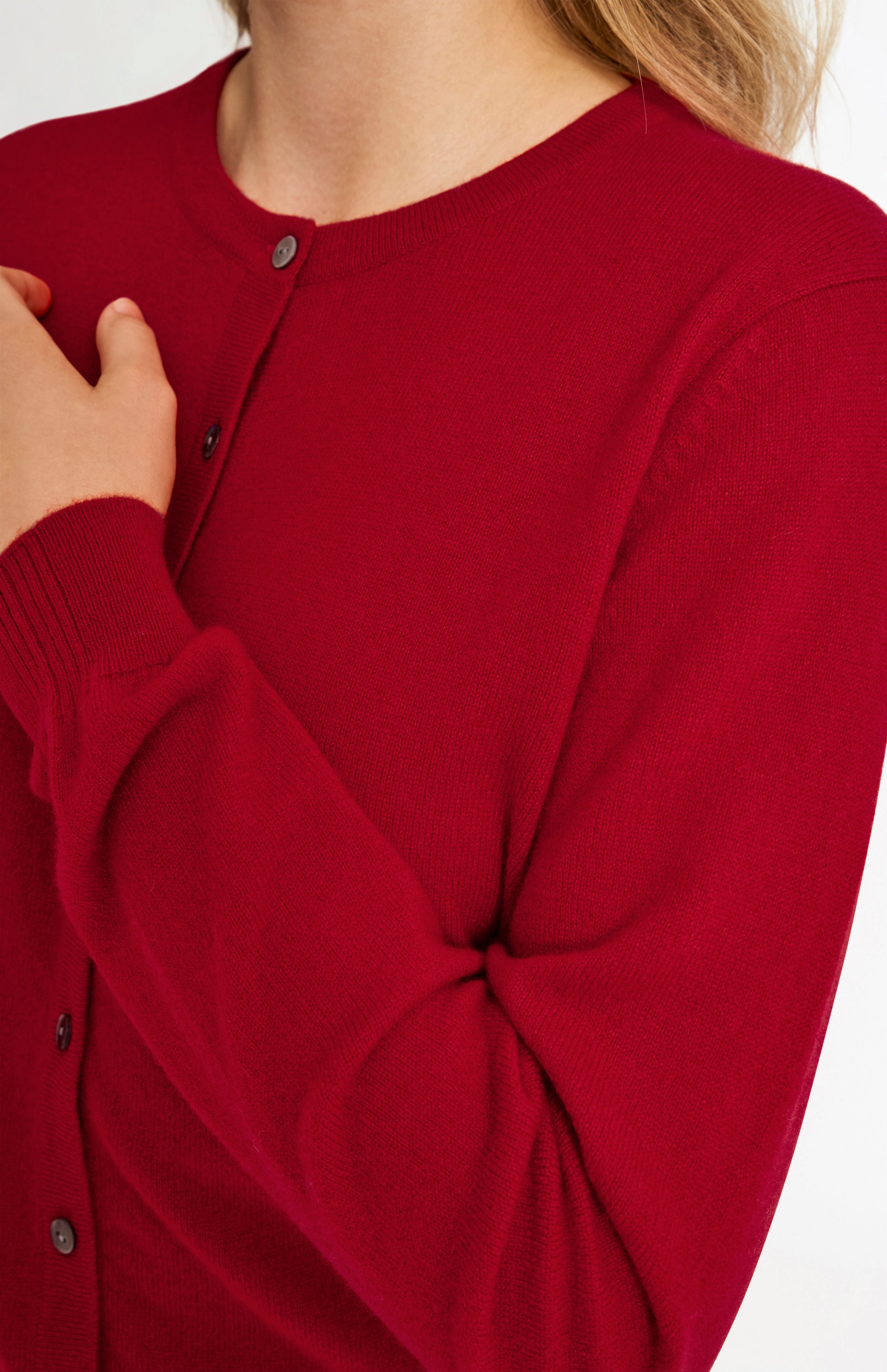 Pringle Women's Classic Round Neck Cashmere Cardigan In Scarlet button detail