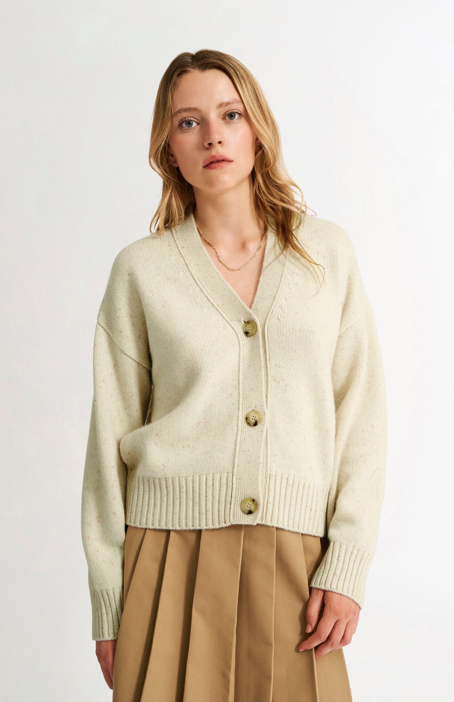 Pringle of Scotland Women's Chunky Cashmere Cardigan In Ivory on model