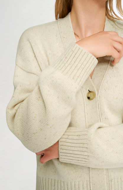 Pringle of Scotland Women's Chunky Cashmere Cardigan In Ivory button and sleeve detail