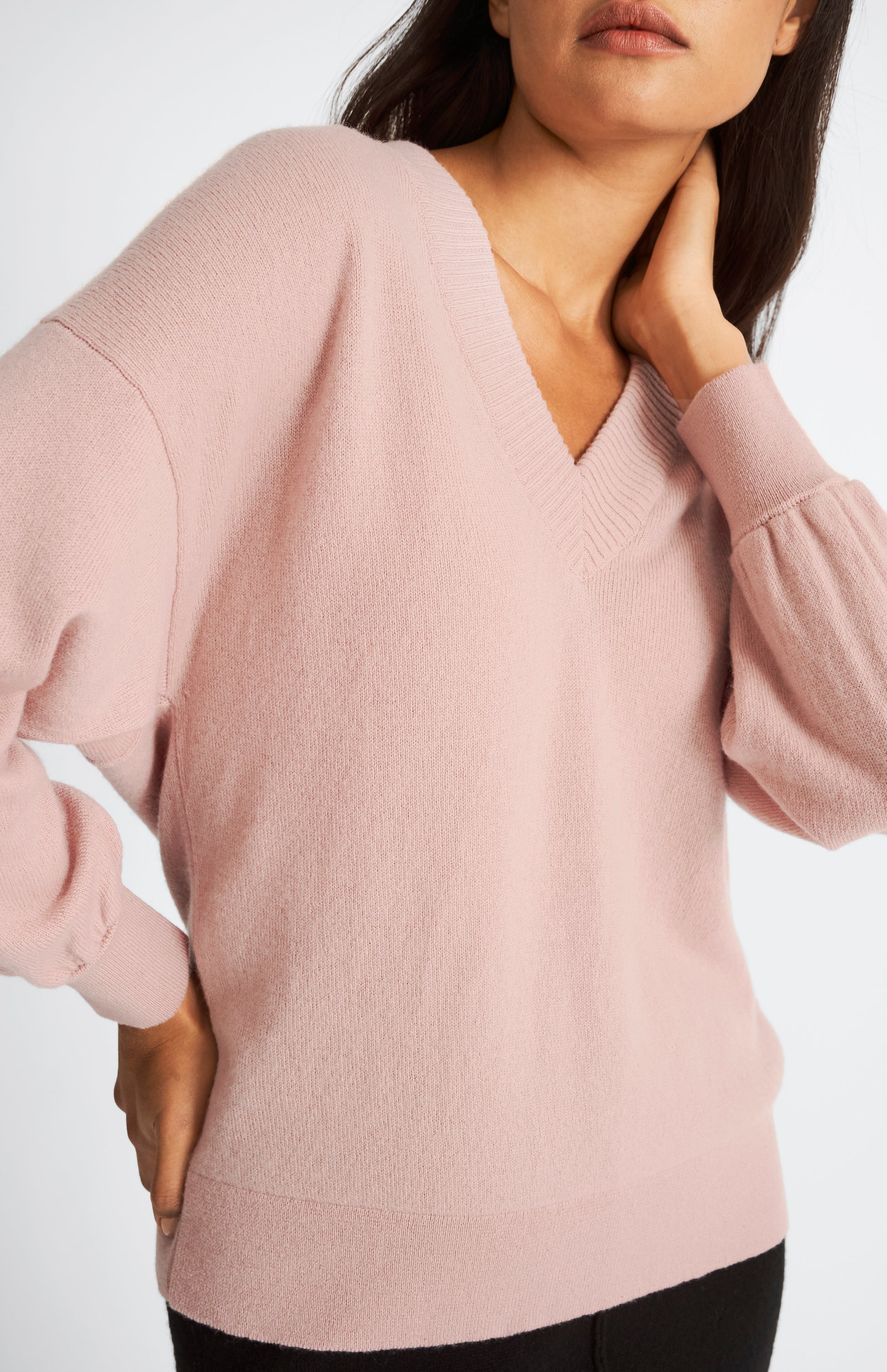 Pringle of Scotland Lightweight V Neck Cashmere Jumper In Dusty Pink showing neck detail