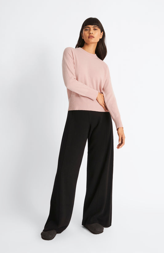  Pringle of Scotland Women's Lightweight Cashmere Jumper in Dusty Pink on model full length