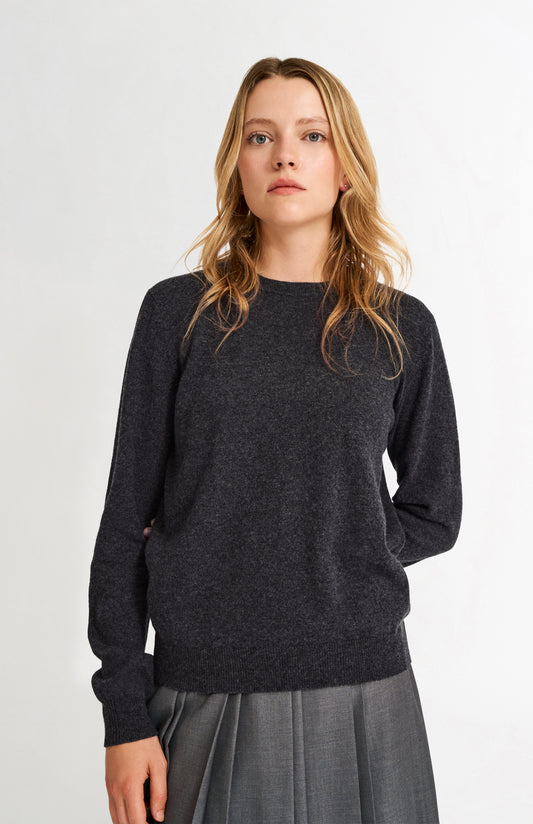 Pringle Women's Classic Round Neck Cashmere Jumper In Charcoal on model