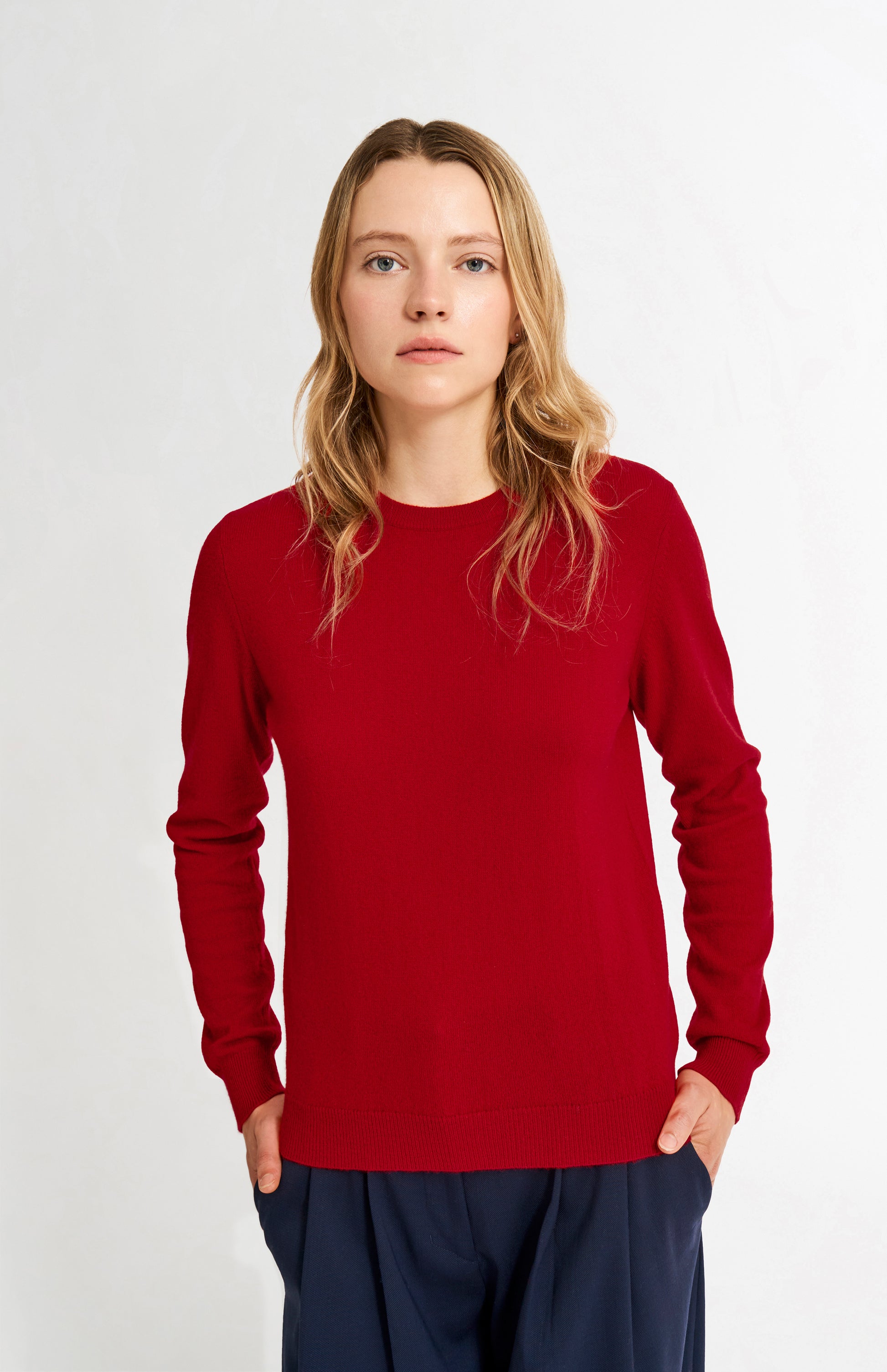 Pringle Women's Classic Round Neck Cashmere Jumper In Scarlet on model