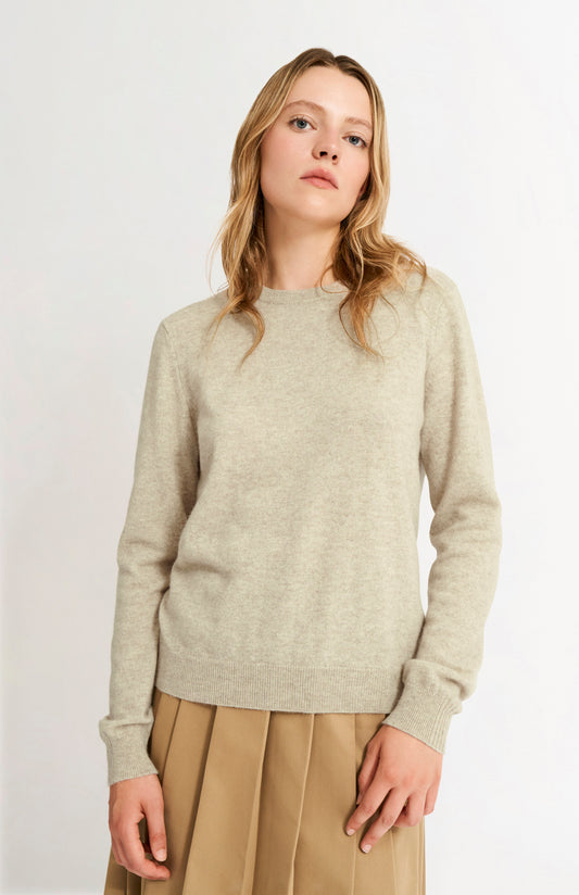 Pringle Women's Classic Round Neck Cashmere Jumper In Oatmeal on model