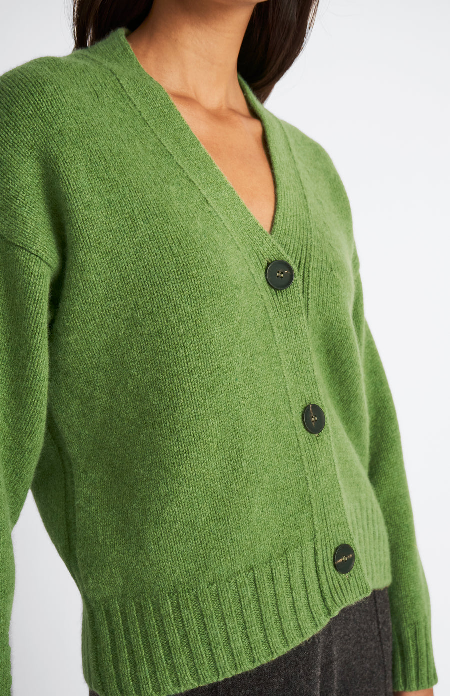 Pringle of Scotland Women's Cropped Cosy Cashmere Cardigan In Wood Sage showing button detail