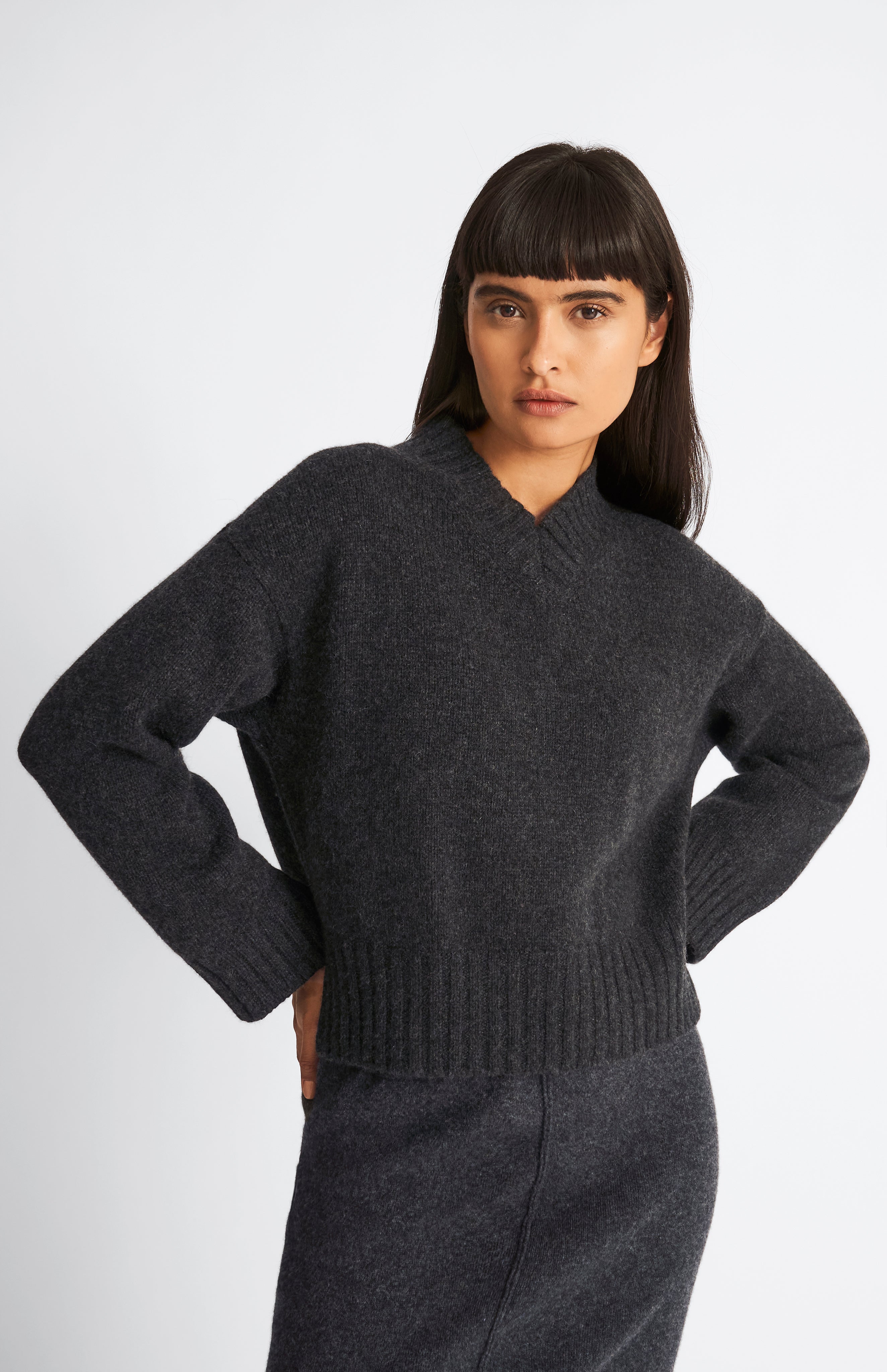 Women s V Neck Chunky Cashmere Jumper In Charcoal