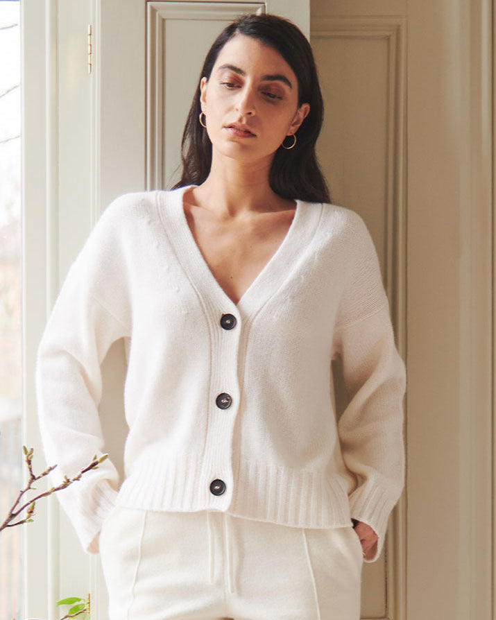 PRINGLE OF SCOTLAND ③ 16080510005030 Vネックショートリブニット レディース アイボリー S Pringle of Scotland® Official | Luxury Cashmere & Knitwear since 1815