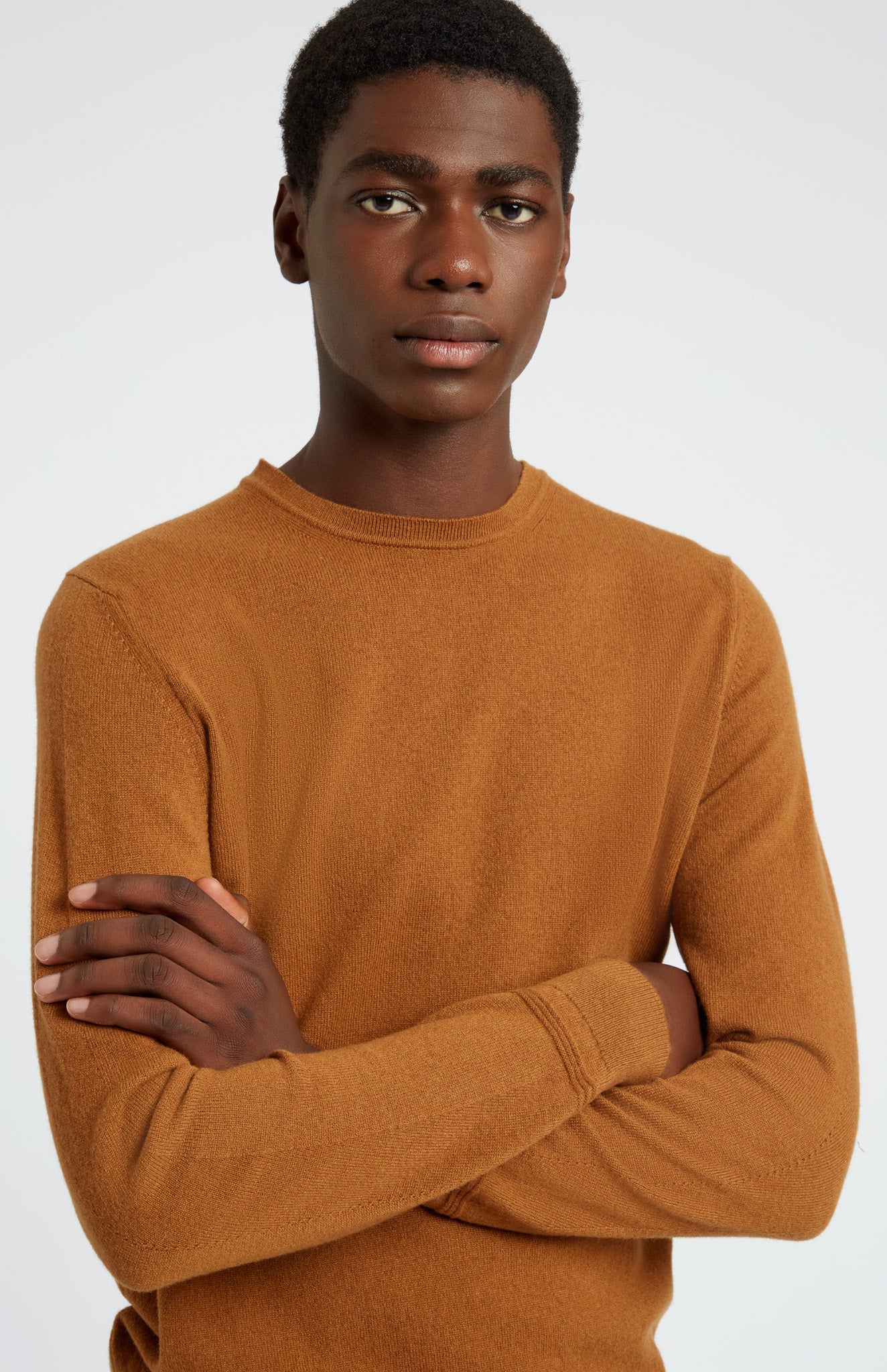 Men's Round Neck Cashmere Jumper In Vicuna neck detail - Pringle of Scotland