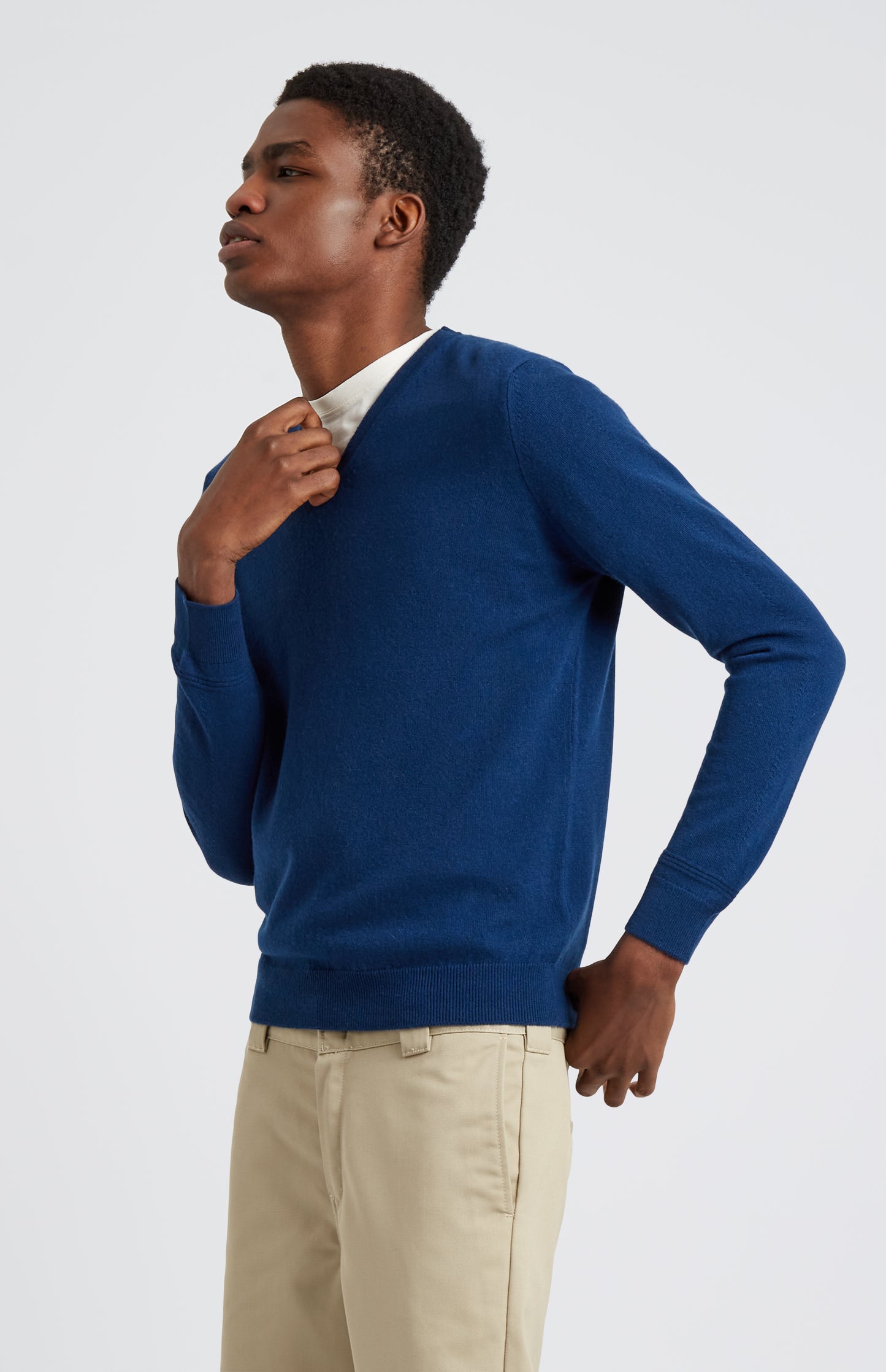 Pringle of Scotland Men's Classic V Neck Cashmere Jumper In Atlantic side view