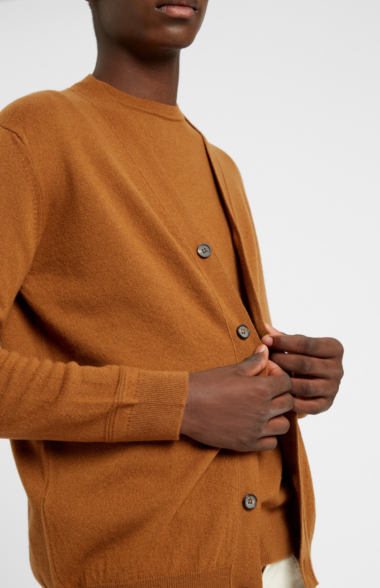 V Neck Cashmere Cardigan In Vicuna detail - Pringle of Scotland