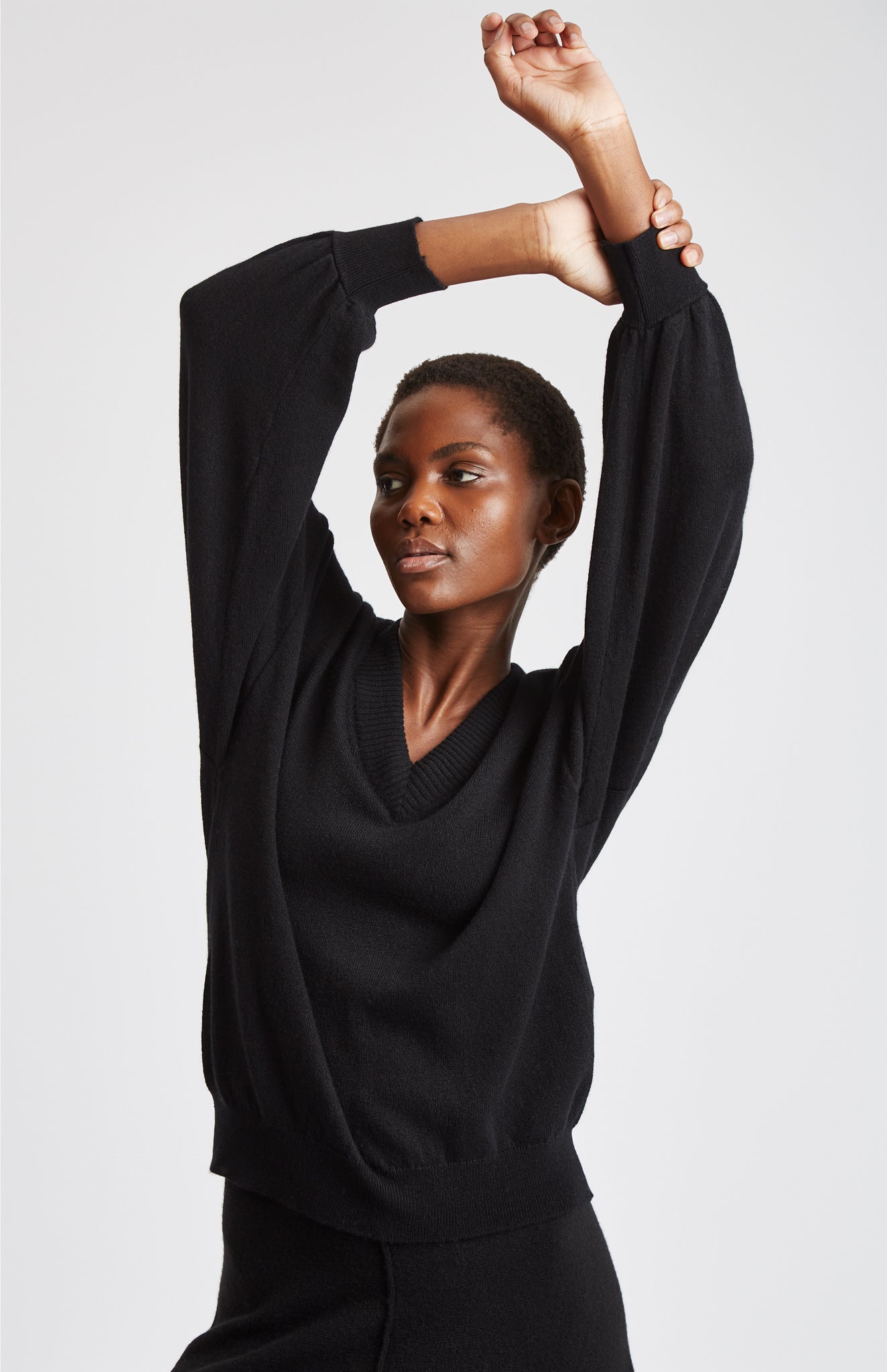 Women's V Neck Lightweight Cashmere Jumper In Black