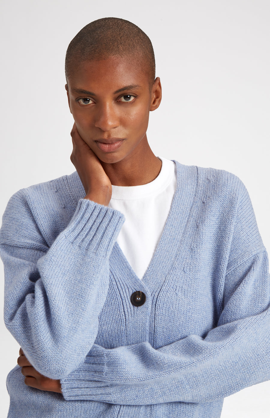 Women's Cropped Cosy Cashmere Cardigan In Sky on model - Pringle of Scotland