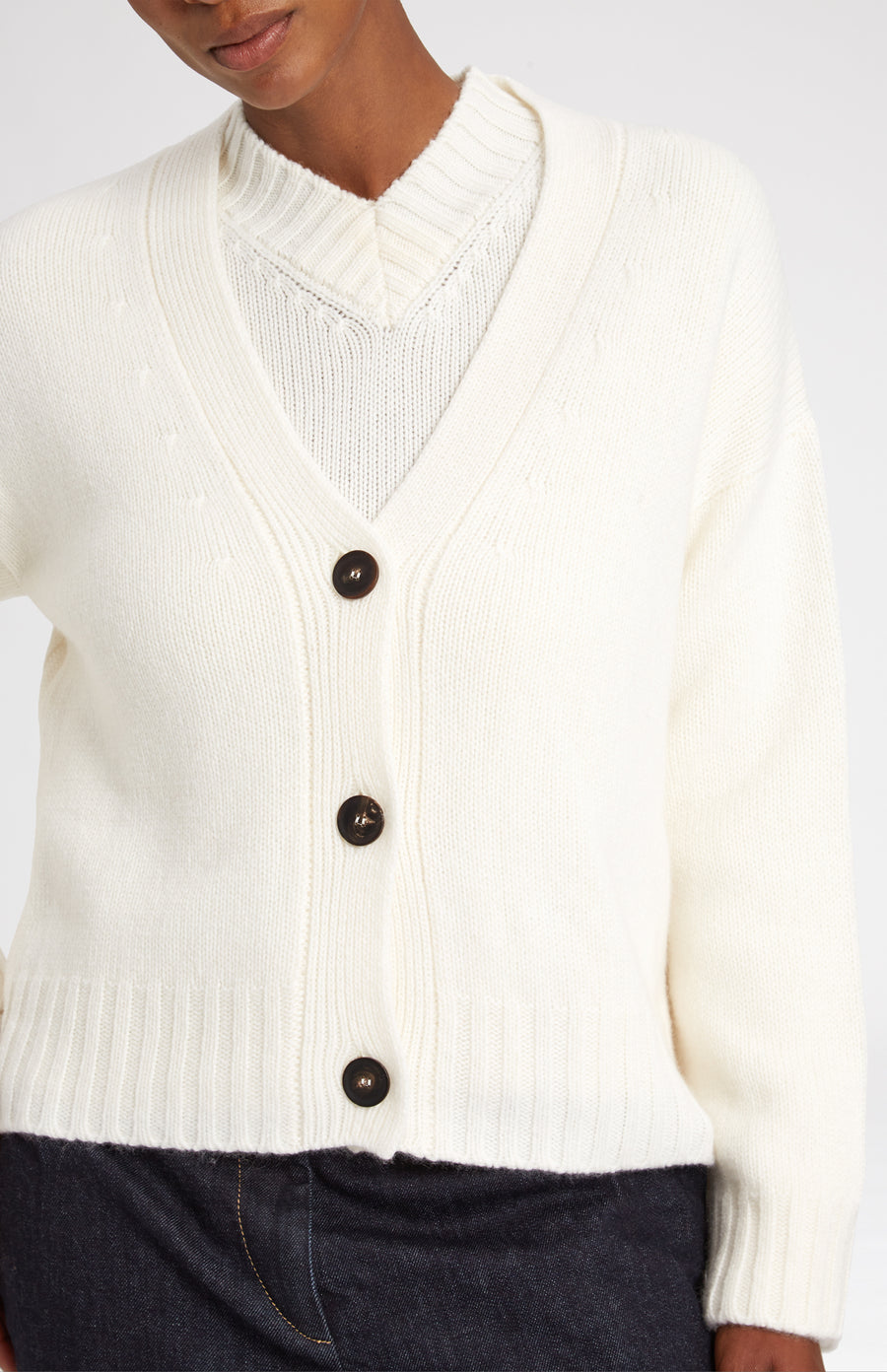 Women's Cropped Cosy Cashmere Cardigan In Vanilla Cream button detail - Pringle of Scotland