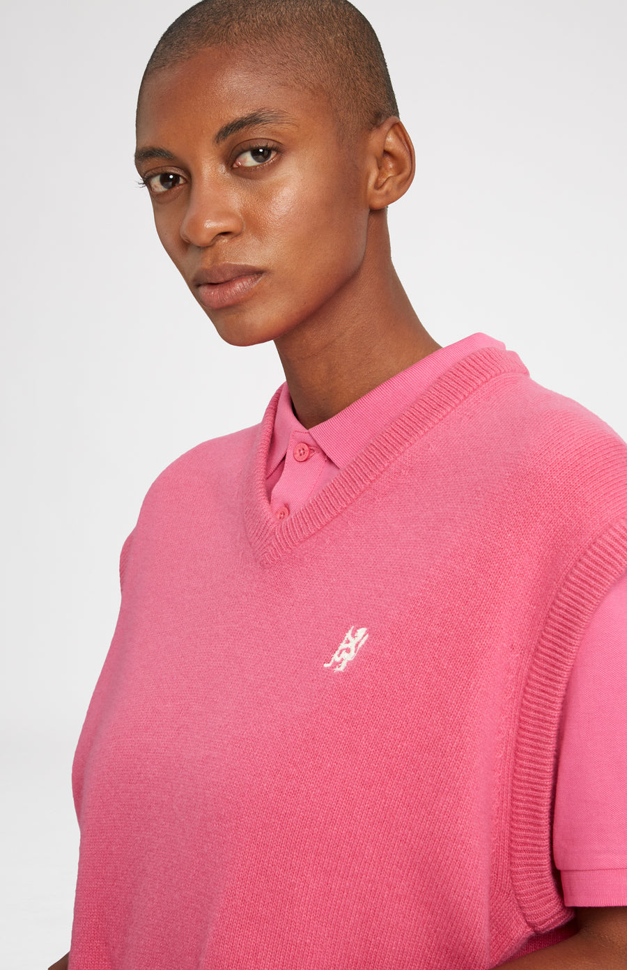 Unisex V Neck Sleeveless Golf Jumper In Heather Pink embroidery close up - Pringle of Scotland