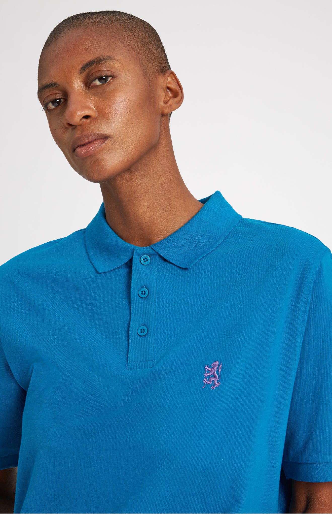 Cotton Heritage Golf Polo Shirt In Lagoon on a woman neck detail - Pringle of Scotland